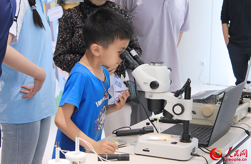 小朋友积极参与科普市集。人民网记者 张静淇摄