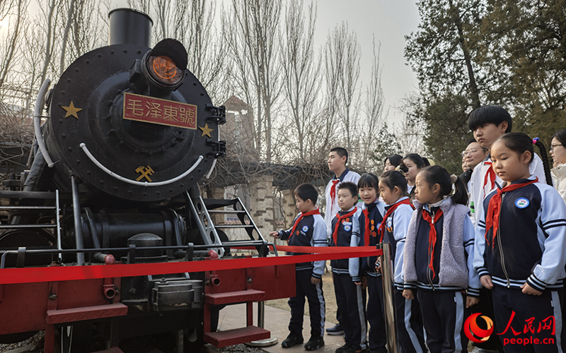 学生们了解“毛泽东号”机车的故事。人民网记者 孙一凡摄