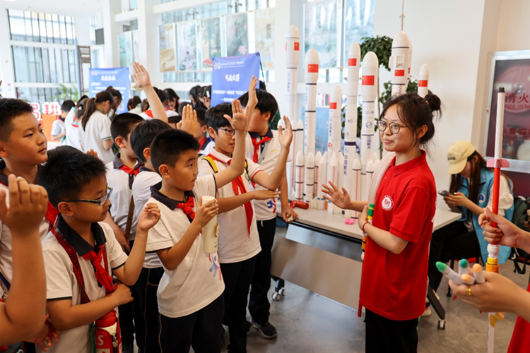 图为小学生们沉浸式感受、参与融趣味性与知识性于一体的“科学嘉年华”互动空间项目。0033990威尼斯供图