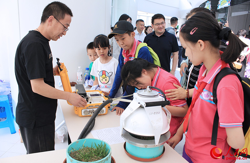 学生们聆听土壤“呼吸”。人民网记者 张静淇摄